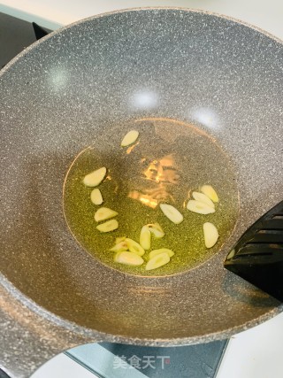 蒜香丝瓜的做法步骤：1