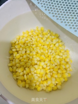 青椒炒玉米豆的做法步骤：2