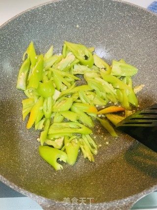 青椒炒玉米豆的做法步骤：3