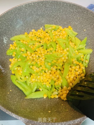 青椒炒玉米豆的做法步骤：4