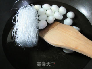 鹌鹑蛋粉丝菠菜汤的做法步骤：2