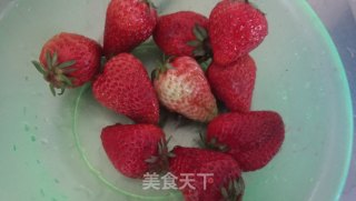 草莓麦片酸奶的做法步骤：1