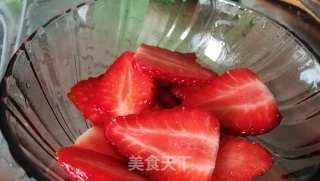 草莓麦片酸奶的做法步骤：2