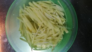 土豆清炒黄瓜丝的做法步骤：2