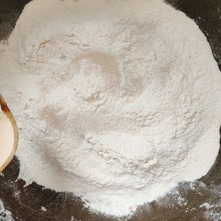 蛋黄肉松千层饼的做法步骤：1