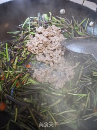 野水芹炒牛肉的做法步骤：10