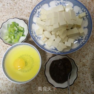 甜面酱鸡蛋烧内脂豆腐的做法步骤：1