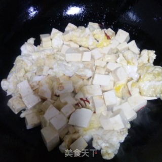 甜面酱鸡蛋烧内脂豆腐的做法步骤：3