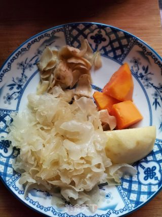 银耳百合煲水果糖水的做法步骤：1