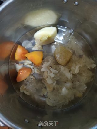 银耳百合煲水果糖水的做法步骤：3