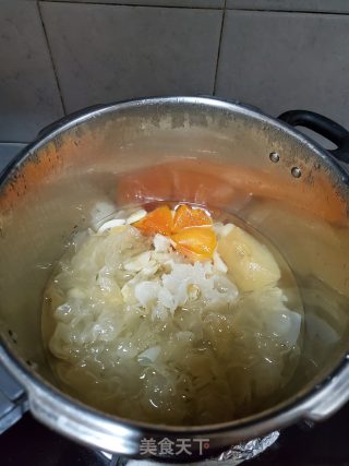 银耳百合煲水果糖水的做法步骤：4