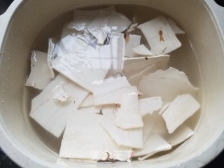 胡萝卜赤小豆粉葛汤的做法步骤：2