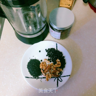 桂圆核桃芝麻黑豆浆的做法步骤：1