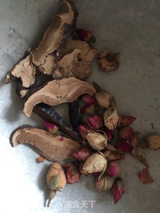 玉米须灵芝玫瑰花水的做法步骤：2