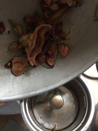 玉米须灵芝玫瑰花水的做法步骤：3