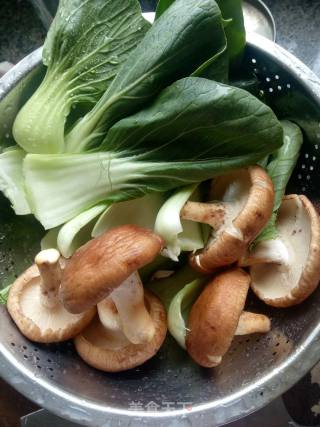 香菇炒青菜的做法步骤：1