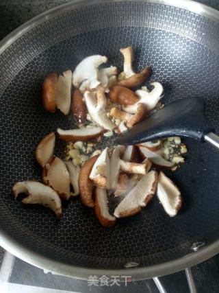 香菇炒青菜的做法步骤：3