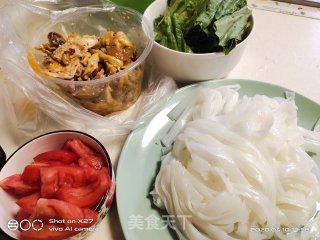 手撕鸡炒河粉的做法步骤：1