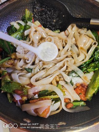 手撕鸡炒河粉的做法步骤：6