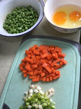 鸡蛋胡萝卜炒豌豆粒的做法步骤：1