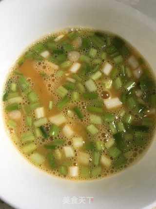 鸡蛋胡萝卜炒豌豆粒的做法步骤：2