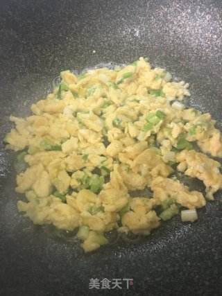 鸡蛋胡萝卜炒豌豆粒的做法步骤：3