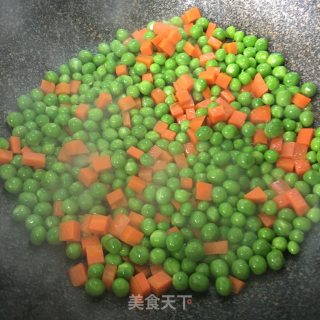 鸡蛋胡萝卜炒豌豆粒的做法步骤：4