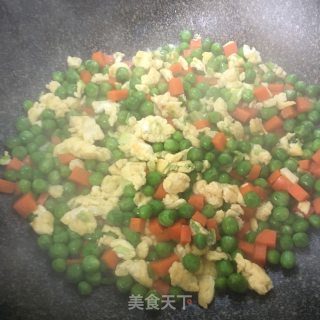 鸡蛋胡萝卜炒豌豆粒的做法步骤：6