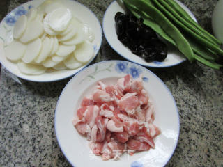 五花肉油豆角焖年糕的做法步骤：1