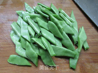 五花肉油豆角焖年糕的做法步骤：2