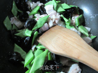 五花肉油豆角焖年糕的做法步骤：5