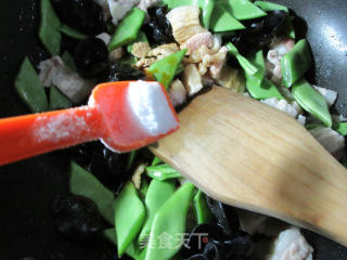 五花肉油豆角焖年糕的做法步骤：8