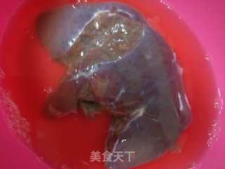 泡椒猪肝的做法步骤：2