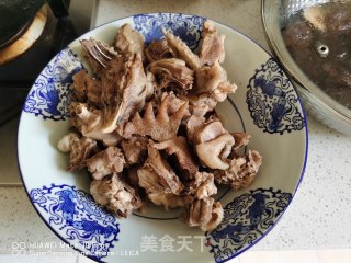 红烧大公鸡的做法步骤：1