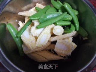 玉米笋炒甜豆的做法步骤：2