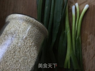 烤芝麻香葱卷的做法步骤：2