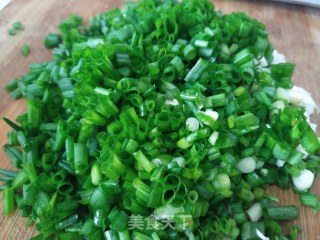 快手美味葱油饼(不烫面不发面)的做法步骤：2