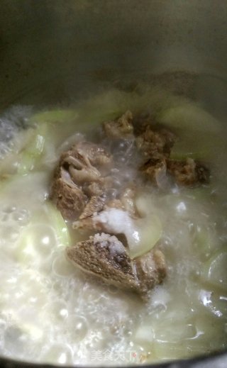 光骨蒲瓜汤的做法步骤：6