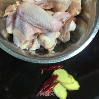 蚝油焖鸡翅的做法步骤：1