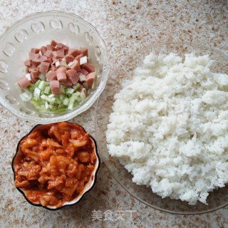 火腿肠辣白菜炒饭的做法步骤：1