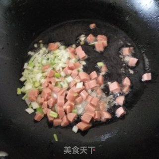 火腿肠辣白菜炒饭的做法步骤：2