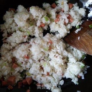 火腿肠辣白菜炒饭的做法步骤：3