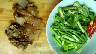 腊肉炒蒜苗的做法步骤：1