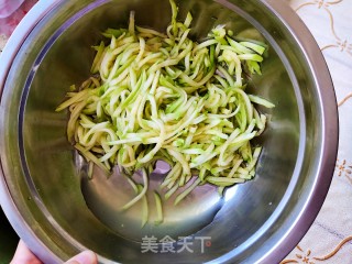 西葫芦鸡蛋饼的做法步骤：5