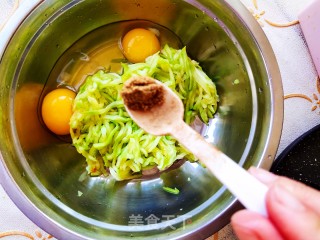 西葫芦鸡蛋饼的做法步骤：6