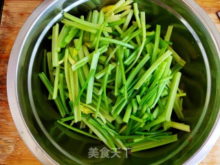 香芹炒香菇的做法步骤：4