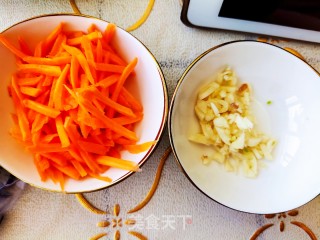 香芹炒香菇的做法步骤：5