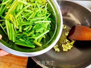 香芹炒香菇的做法步骤：7