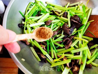 香芹炒香菇的做法步骤：9