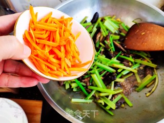 香芹炒香菇的做法步骤：11